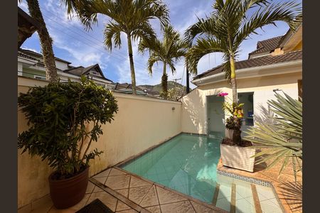 Casa de condomínio à venda com 220m², 3 quartos e sem vaga Casa de condomínio à venda com 220m², 3 quartos e sem vagaÁrea externa