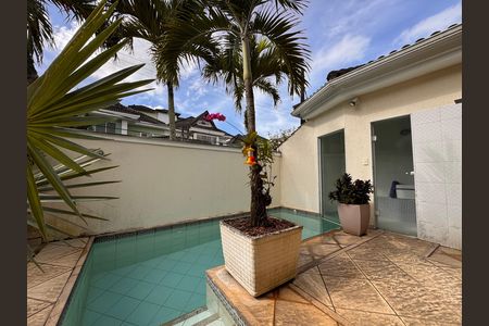 Casa de condomínio à venda com 220m², 3 quartos e sem vaga Casa de condomínio à venda com 220m², 3 quartos e sem vagaÁrea externa