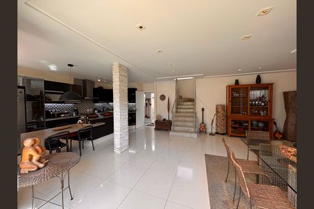 Casa de condomínio à venda com 220m², 3 quartos e sem vaga Casa de condomínio à venda com 220m², 3 quartos e sem vagaSala