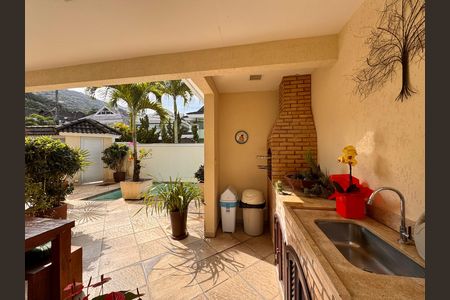 Casa de condomínio à venda com 220m², 3 quartos e sem vaga Casa de condomínio à venda com 220m², 3 quartos e sem vagaÁrea externa