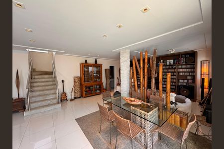Casa de condomínio à venda com 220m², 3 quartos e sem vaga Casa de condomínio à venda com 220m², 3 quartos e sem vagaSala