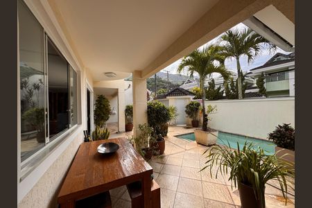 Casa de condomínio à venda com 220m², 3 quartos e sem vaga Casa de condomínio à venda com 220m², 3 quartos e sem vagaÁrea externa