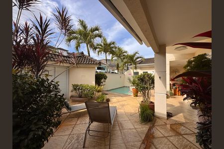 Casa de condomínio à venda com 220m², 3 quartos e sem vaga Casa de condomínio à venda com 220m², 3 quartos e sem vagaÁrea externa