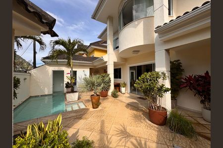 Casa de condomínio à venda com 220m², 3 quartos e sem vaga Casa de condomínio à venda com 220m², 3 quartos e sem vagaÁrea externa