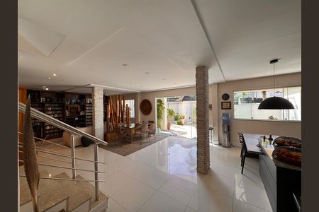 Casa de condomínio à venda com 220m², 3 quartos e sem vaga Casa de condomínio à venda com 220m², 3 quartos e sem vagaSala