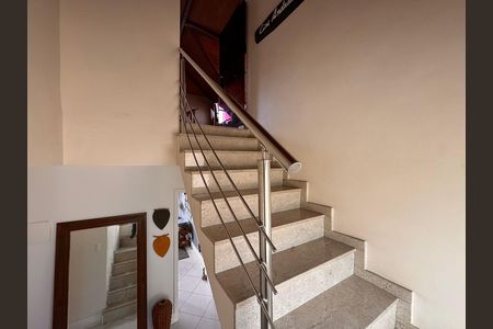 Casa de condomínio à venda com 220m², 3 quartos e sem vaga Casa de condomínio à venda com 220m², 3 quartos e sem vagaSótão - Escada de acesso