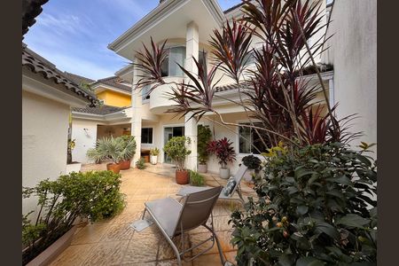 Casa de condomínio à venda com 220m², 3 quartos e sem vaga Casa de condomínio à venda com 220m², 3 quartos e sem vagaÁrea externa