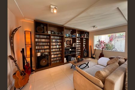 Casa de condomínio à venda com 220m², 3 quartos e sem vaga Casa de condomínio à venda com 220m², 3 quartos e sem vagaSala