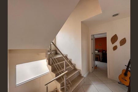 Casa de condomínio à venda com 220m², 3 quartos e sem vaga Casa de condomínio à venda com 220m², 3 quartos e sem vagaHall Íntimo