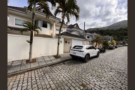 Casa de condomínio à venda com 220m², 3 quartos e sem vaga Casa de condomínio à venda com 220m², 3 quartos e sem vagaFachada Imóvel
