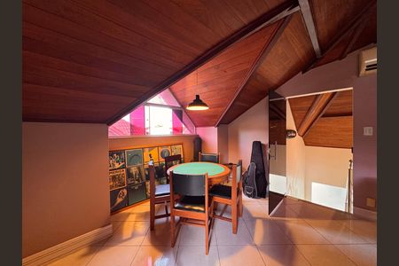 Casa de condomínio à venda com 220m², 3 quartos e sem vaga Casa de condomínio à venda com 220m², 3 quartos e sem vagaSótão