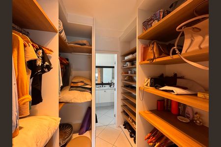 Casa de condomínio à venda com 220m², 3 quartos e sem vaga Casa de condomínio à venda com 220m², 3 quartos e sem vagaSuíte 2 - Closet