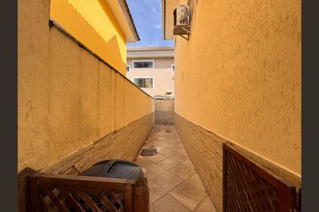 Casa de condomínio à venda com 220m², 3 quartos e sem vaga Casa de condomínio à venda com 220m², 3 quartos e sem vagaÁrea externa