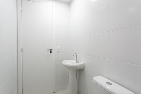 Banheiro  de apartamento à venda com 2 quartos, 34m² em Guaianazes, São Paulo