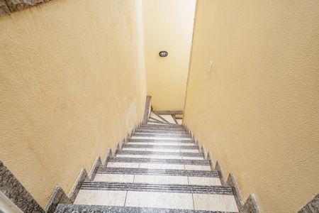 Casa à venda com 70m², 4 quartos e sem vaga Casa à venda com 70m², 4 quartos e sem vagaEscada de entrada