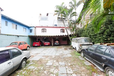 Casa à venda com 250m², 2 quartos e 10 vagas Casa à venda com 250m², 2 quartos e 10 vagasquintal - garagem