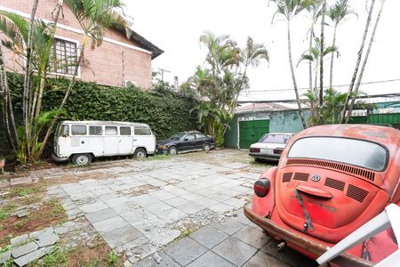 Casa à venda com 250m², 2 quartos e 10 vagas Casa à venda com 250m², 2 quartos e 10 vagasquintal - garagem