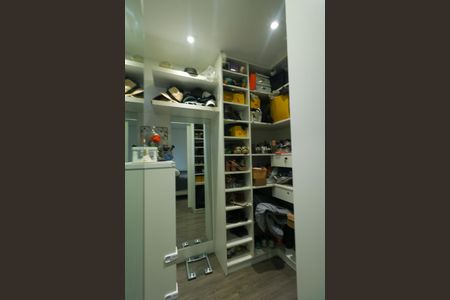 Apartamento à venda com 113m², 2 quartos e 2 vagas Apartamento à venda com 113m², 2 quartos e 2 vagasCloset da Suíte 1