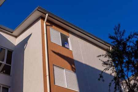 Apartamento para alugar com 48m², 2 quartos e 1 vaga Apartamento para alugar com 48m², 2 quartos e 1 vagaDetalhe fachada-Janela com a placa do Quinto andar instalada