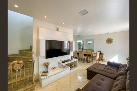 Casa de condomínio à venda com 120m², 3 quartos e 2 vagas Casa de condomínio à venda com 120m², 3 quartos e 2 vagasSala