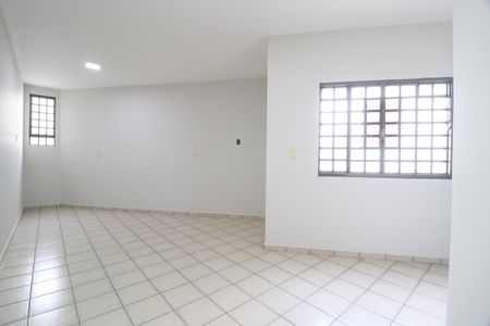 Sala 2 de casa para alugar com 4 quartos, 250m² em Santa Mônica, Uberlândia
