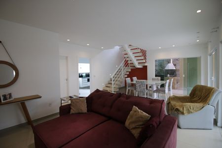 Sala de casa de condomínio para alugar com 4 quartos, 490m² em Pechincha, Rio de Janeiro