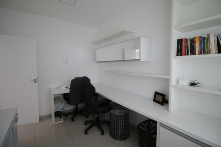 Casa de condomínio à venda com 490m², 4 quartos e 2 vagasEscritório