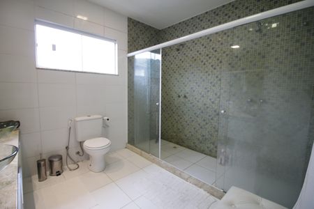Casa de condomínio à venda com 490m², 4 quartos e 2 vagasBanheiro da Suíte 3