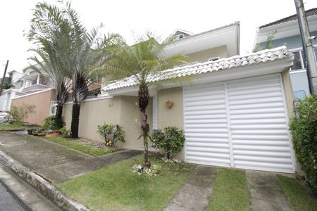 Casa de condomínio à venda com 490m², 4 quartos e 2 vagasFachada