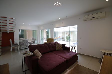 Sala de casa de condomínio para alugar com 4 quartos, 490m² em Pechincha, Rio de Janeiro