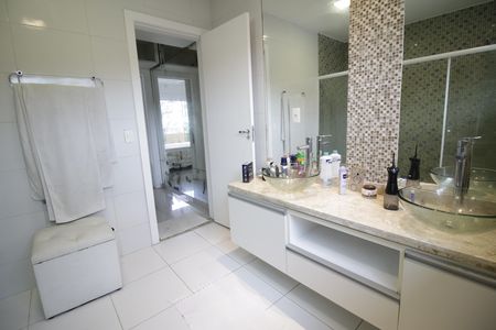 Casa de condomínio à venda com 490m², 4 quartos e 2 vagasBanheiro da Suíte 3