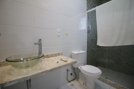 Casa de condomínio à venda com 490m², 4 quartos e 2 vagasBanheiro da Suíte 2