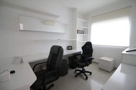 Casa de condomínio à venda com 490m², 4 quartos e 2 vagasEscritório