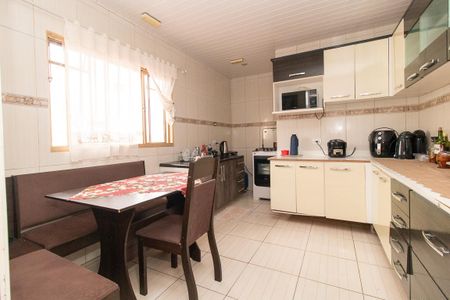 Casa à venda com 330m², 4 quartos e 1 vaga Casa à venda com 330m², 4 quartos e 1 vagaCozinha - Armários