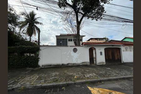Casa para alugar com 461m², 8 quartos e 5 vagasFachada + placa