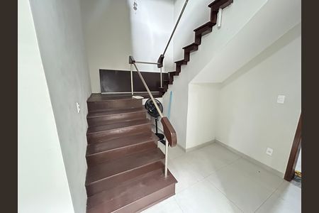 Casa para alugar com 461m², 8 quartos e 5 vagasEscada