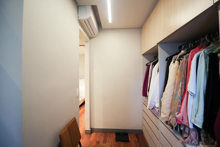 Apartamento à venda com 106m², 2 quartos e 2 vagas Apartamento à venda com 106m², 2 quartos e 2 vagasCloset da Suíte 1