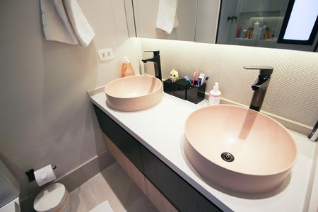 Apartamento à venda com 106m², 2 quartos e 2 vagas Apartamento à venda com 106m², 2 quartos e 2 vagasBanheiro da Suíte 1