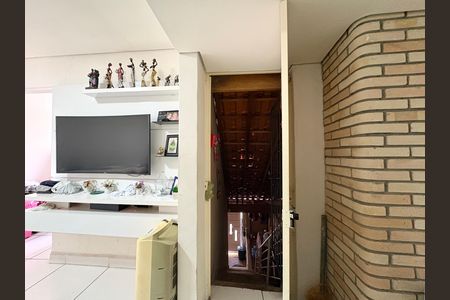 Sala de casa à venda com 3 quartos, 270m² em Vila Serralheiro, São Paulo