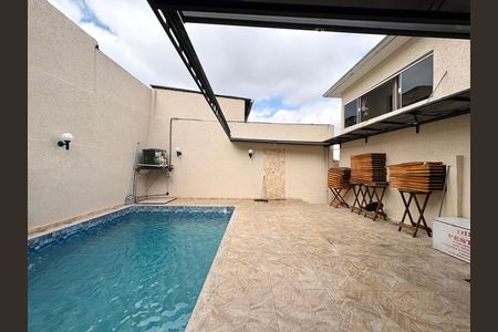 Casa à venda com 270m², 3 quartos e 1 vaga Casa à venda com 270m², 3 quartos e 1 vagaPiscina