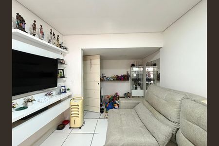 Sala de casa à venda com 3 quartos, 270m² em Vila Serralheiro, São Paulo