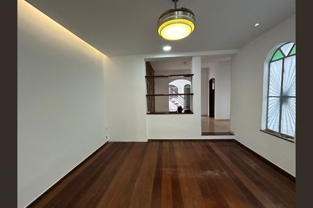 Casa à venda com 327m², 4 quartos e 1 vagaSala