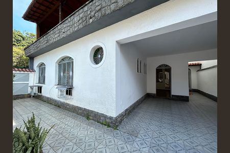 Casa à venda com 327m², 4 quartos e 1 vagaFachada
