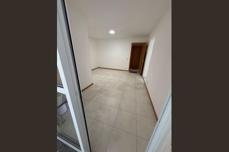 Sala de apartamento para alugar com 3 quartos, 75m² em Mutondo, São Gonçalo