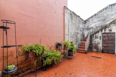 Casa à venda com 100m², 2 quartos e 4 vagas Casa à venda com 100m², 2 quartos e 4 vagasQuintal