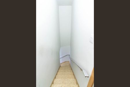 Casa à venda com 100m², 2 quartos e 4 vagas Casa à venda com 100m², 2 quartos e 4 vagasEscada