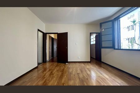 Apartamento à venda com 395m², 4 quartos e 2 vagas Apartamento à venda com 395m², 4 quartos e 2 vagasSala de TV