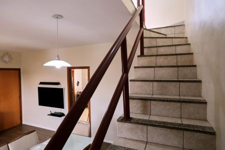 Apartamento à venda com 199m², 3 quartos e 2 vagas Apartamento à venda com 199m², 3 quartos e 2 vagasEscada