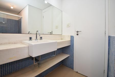 Apartamento à venda com 184m², 4 quartos e 2 vagas Apartamento à venda com 184m², 4 quartos e 2 vagasBanheiro social