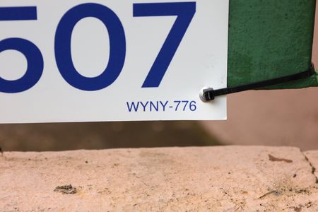 Apartamento à venda com 72m², 2 quartos e 1 vagaPlaca grande instalada no portão do condomínio em 16.06.2026 -Código da placa: WYNY-776